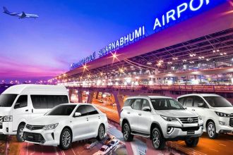 Devant le terminal de l'aéroport de Suvarnabhumi, principale porte d'entrée du pays