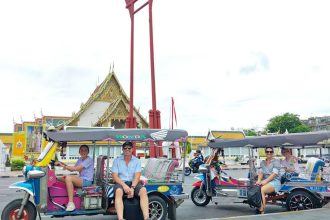 Tuk-tuks devant la Balançoire géante (Sao Chingcha) et le Wat Suthat à Bangkok