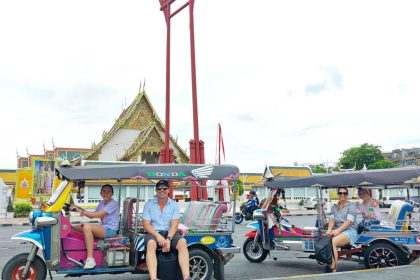 Tuk-tuks devant la Balançoire géante (Sao Chingcha) et le Wat Suthat à Bangkok