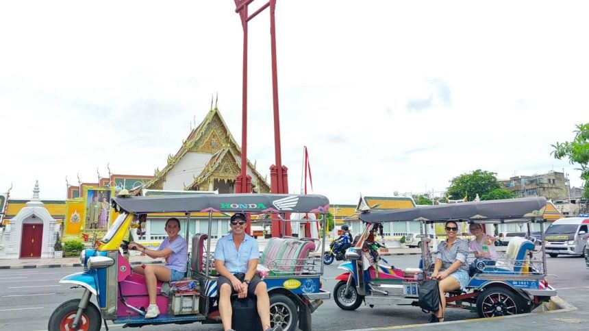 Tuk-tuks devant la Balançoire géante (Sao Chingcha) et le Wat Suthat à Bangkok