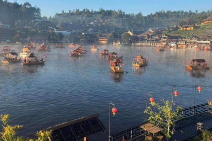 Barques sur le lac de Ban Rak Thai, dans la province de Mae Hong Son