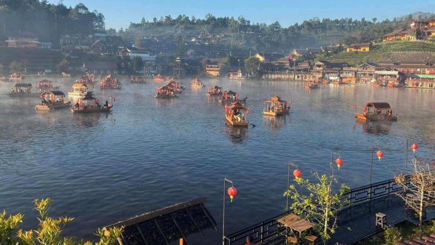 Barques sur le lac de Ban Rak Thai, dans la province de Mae Hong Son