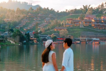 Au bord du lac de Ban Rak Thai, dans la province de Mae Hong Son