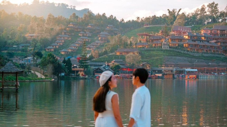 Au bord du lac de Ban Rak Thai, dans la province de Mae Hong Son
