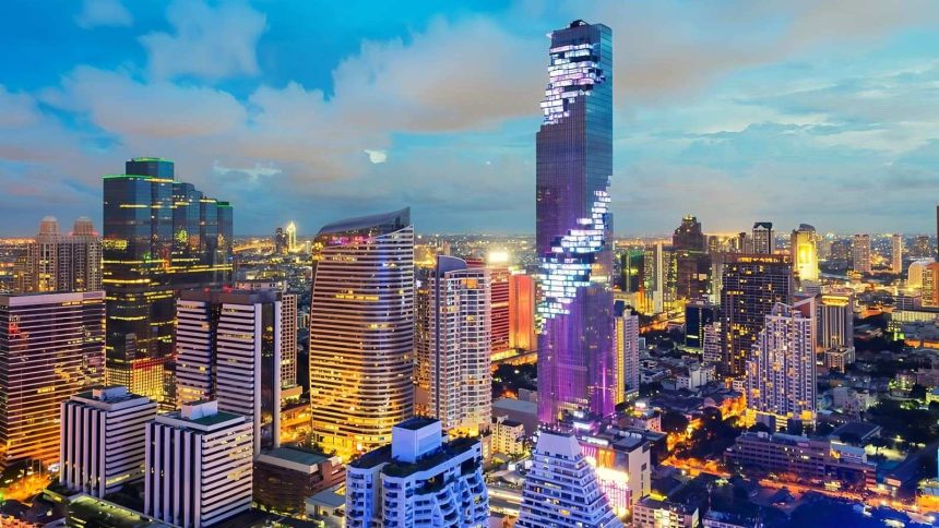 Le centre de Bangkok de nuit, maillé par les lignes du Skytrain