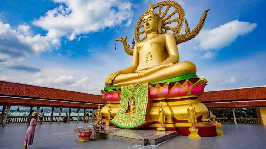 Le Grand Bouddha doré du Wat Phra Yai, haut de 12 mètres, à Ko Samui