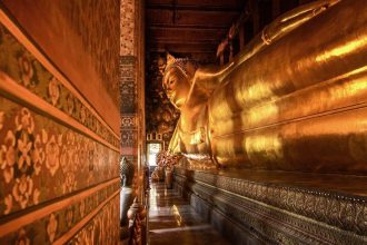 Le Bouddha couché du Wat Pho, long de 46 mètres, recouvert de feuilles d'or, à Bangkok