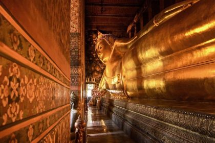 Le Bouddha couché du Wat Pho, long de 46 mètres, recouvert de feuilles d'or, à Bangkok