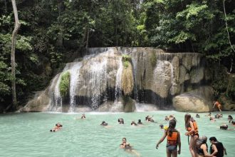 Les cascades d'Erawan, dans la province de Kanchanaburi