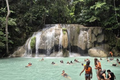 Les cascades d'Erawan, dans la province de Kanchanaburi
