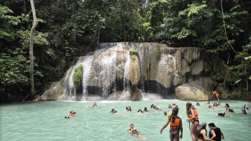 Les cascades d'Erawan, dans la province de Kanchanaburi