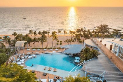 La côte de la province de Chonburi au couchant, entre Pattaya et Bang Saen