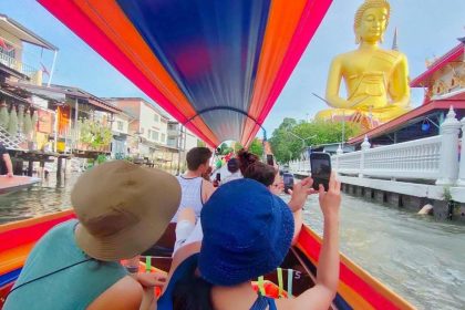 Croisière en bateau à longue queue sur les khlongs de Bangkok, devant le grand Bouddha du Wat Paknam