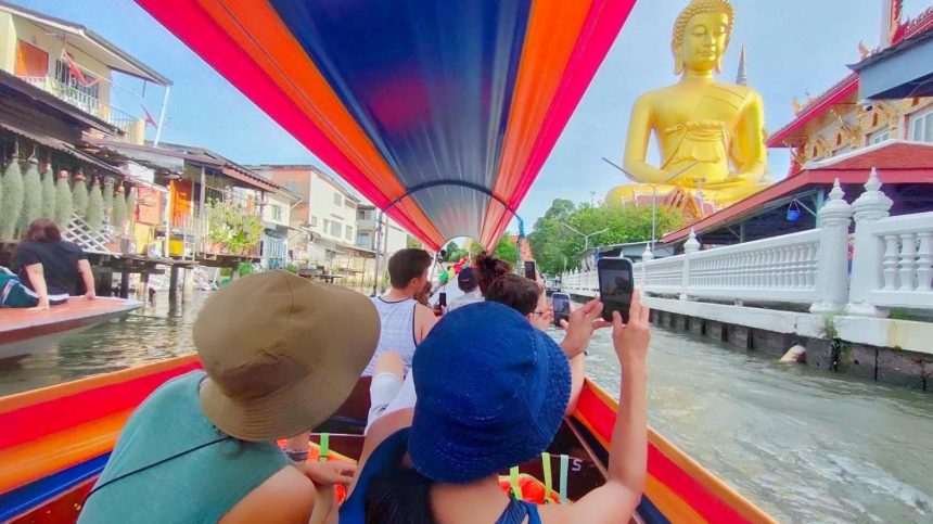 Croisière en bateau à longue queue sur les khlongs de Bangkok, devant le grand Bouddha du Wat Paknam