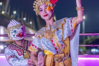Danseurs de khon, le théâtre dansé accompagné de l'orchestre piphat