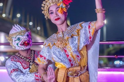 Danseurs de khon, le théâtre dansé accompagné de l'orchestre piphat