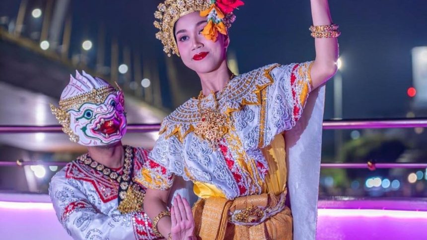 Danseurs de khon, le théâtre dansé accompagné de l'orchestre piphat
