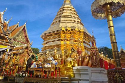 Le chedi doré du Wat Phra That Doi Suthep, au-dessus de Chiang Mai
