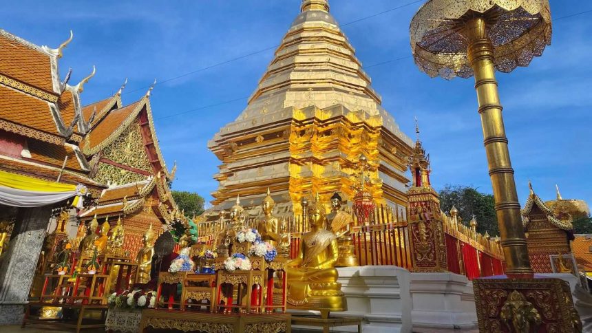 Le chedi doré du Wat Phra That Doi Suthep, au-dessus de Chiang Mai