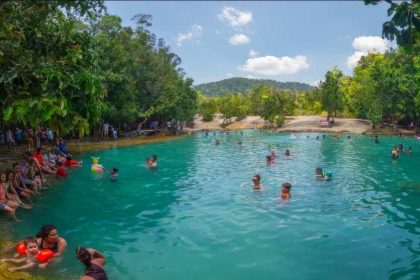 Baignade dans les eaux turquoise de l'Emerald Pool, au cœur de la forêt de Krabi