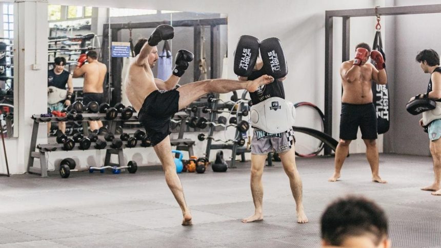 Entraînement au coup de pied dans une salle de sport de Bangkok