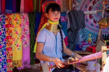 Tisserande kayan portant les anneaux de laiton traditionnels, dans un village de la région de Chiang Mai
