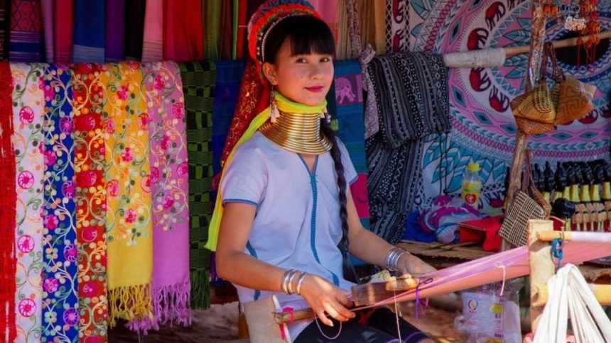 Tisserande kayan portant les anneaux de laiton traditionnels, dans un village de la région de Chiang Mai
