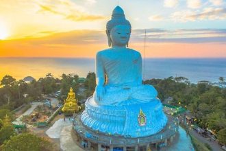 Le Grand Bouddha de Phuket au coucher du soleil
