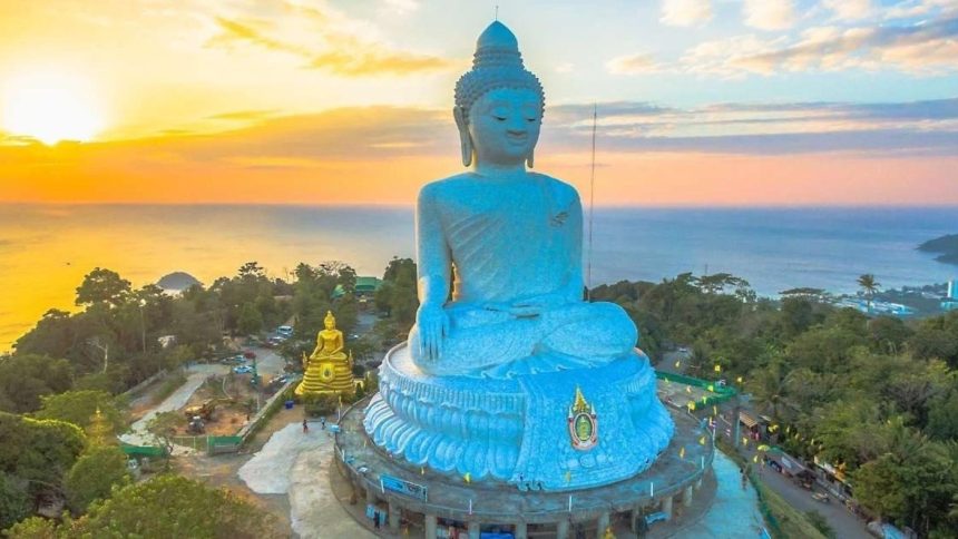 Le Grand Bouddha de Phuket au coucher du soleil