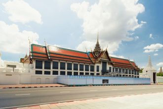 Le long des murs du Grand Palais, première étape de bien des voyages en Thaïlande