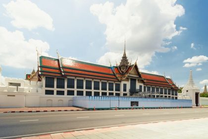 Le long des murs du Grand Palais, première étape de bien des voyages en Thaïlande