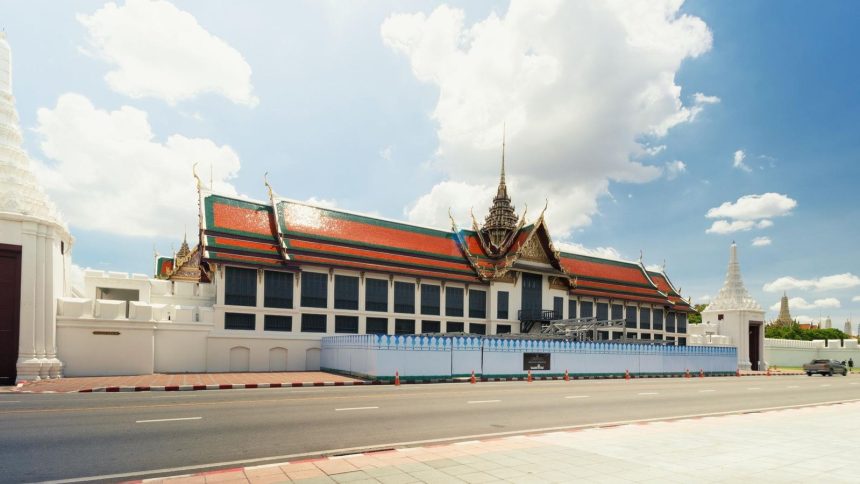 Le long des murs du Grand Palais, première étape de bien des voyages en Thaïlande