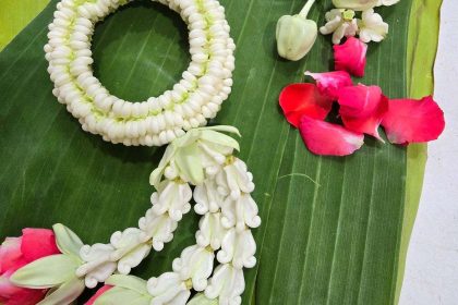 Guirlande de jasmin dans un atelier d'art floral de Phuket