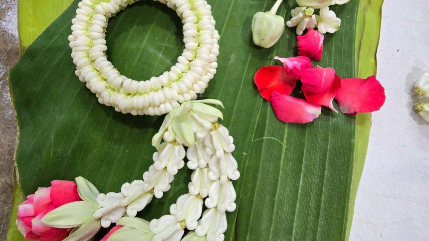 Guirlande de jasmin dans un atelier d'art floral de Phuket