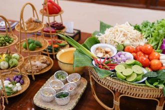 Ingrédients frais de la cuisine thaïlandaise : citronnelle, combava, piments, aubergines et champignons