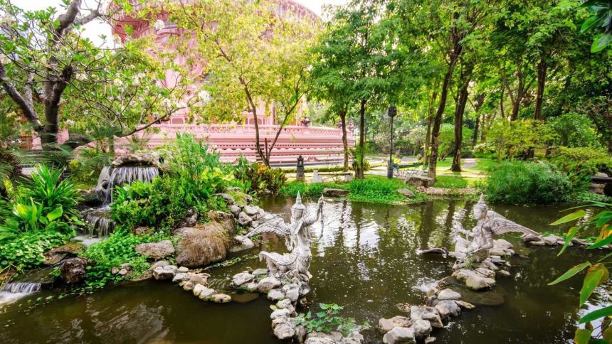 Les jardins du musée d'Erawan, voisin de la cité antique de Muang Boran, à Samut Prakan