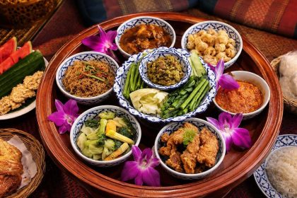 Plateau khantoke traditionnel : petits plats du Nord de la Thaïlande servis pour le dîner-spectacle