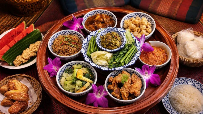 Plateau khantoke traditionnel : petits plats du Nord de la Thaïlande servis pour le dîner-spectacle
