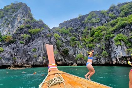 Excursion en bateau à longue queue au départ de Ko Lanta, arrêt snorkeling au pied des falaises calcaires