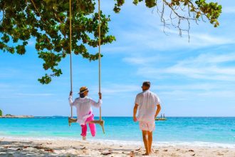 Balançoire sous les arbres sur une plage de sable blanc de Ko Samet