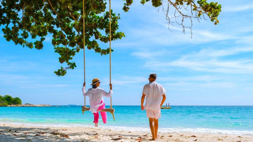 Balançoire sous les arbres sur une plage de sable blanc de Ko Samet