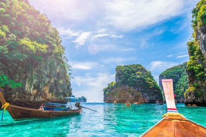 Bateau à longue queue au pied des falaises calcaires de la région de Krabi