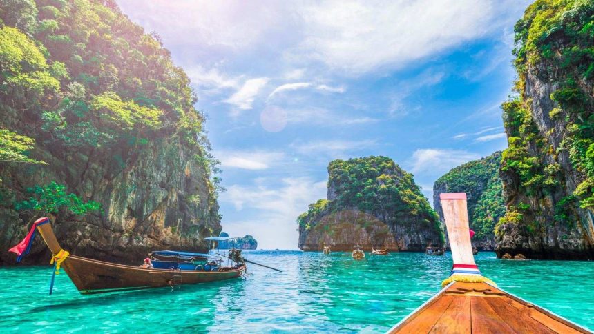 Bateau à longue queue au pied des falaises calcaires de la région de Krabi