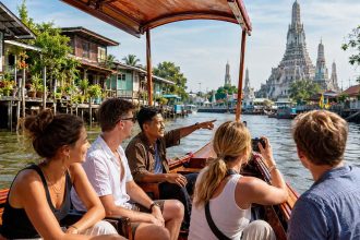 Bateau à longue queue sur le Chao Phraya devant le Wat Arun, non loin de Song Wat