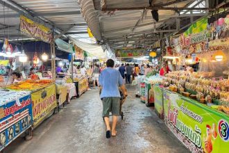 Allée d'un marché couvert, le quotidien des Thaïlandais