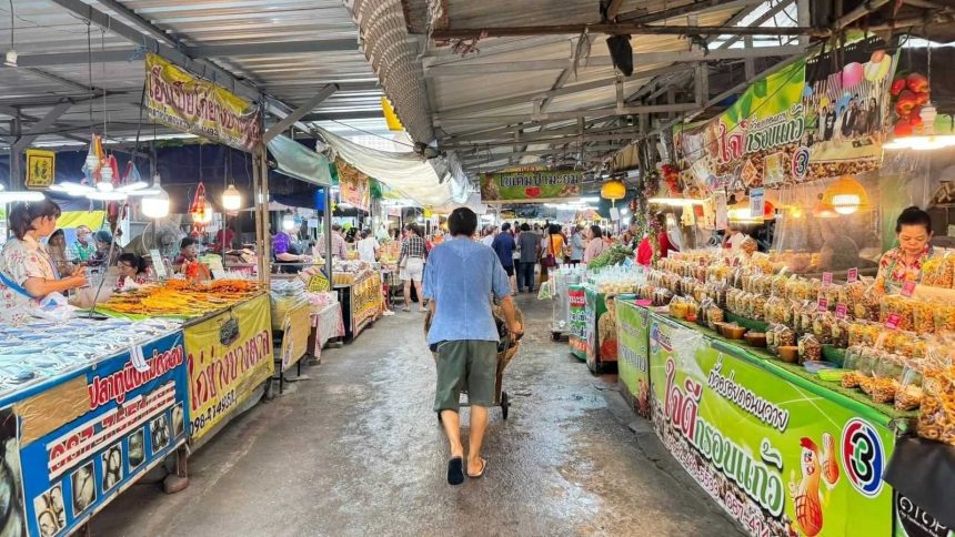 Allée d'un marché couvert, le quotidien des Thaïlandais