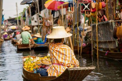 Vendeuse de fruits en barque sur le canal du marché flottant de Damnoen Saduak