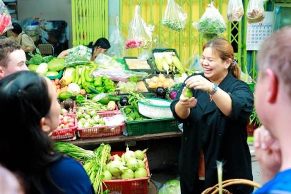 Étal de légumes dans un marché couvert de Bangkok, lors d'une visite avec une cheffe de cuisine
