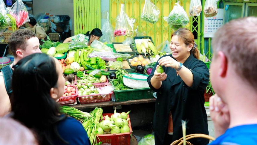 Étal de légumes dans un marché couvert de Bangkok, lors d'une visite avec une cheffe de cuisine