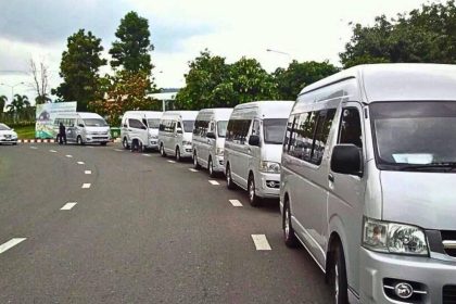 File de minivans de transfert aéroport